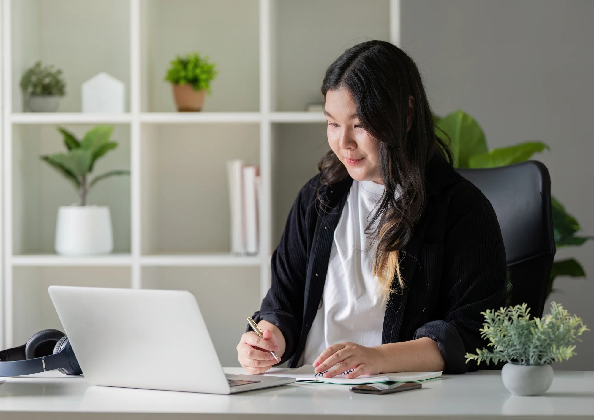 Operational and administrative virtual assistant managing business workflows and documentation